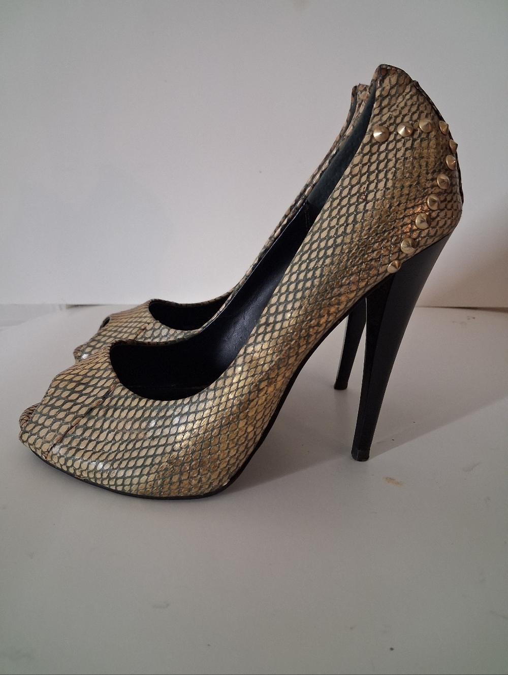 Donald J Pliner Snakeskin Print Peep Toe Stiletto Heels Studded Accent Size 6.5